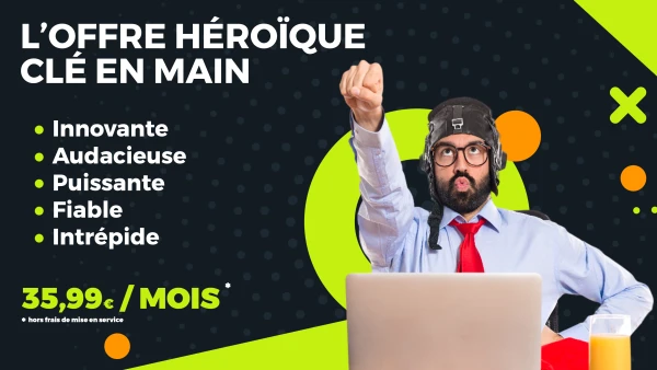 Un homme se prend pour un super héros devant son pc portable