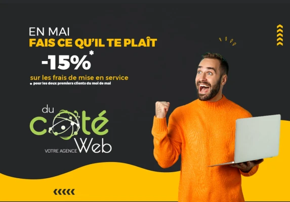 Un homme tenant un pc est heureux de voir la pub de Du côté Web